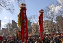 Chinatown de Nueva York da bienvenida al Año del Caballo entre petardos, danza y comunidad Chinatown de Nueva York