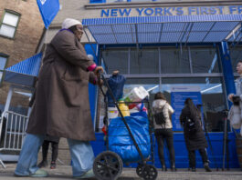 Multitud acude a supermercado gratuito patrocinado por una app de apuestas en Nueva York