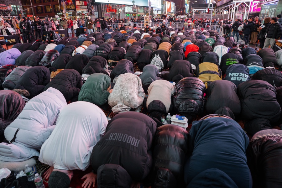 Muslims gather in Times Square to break Ramadan fast