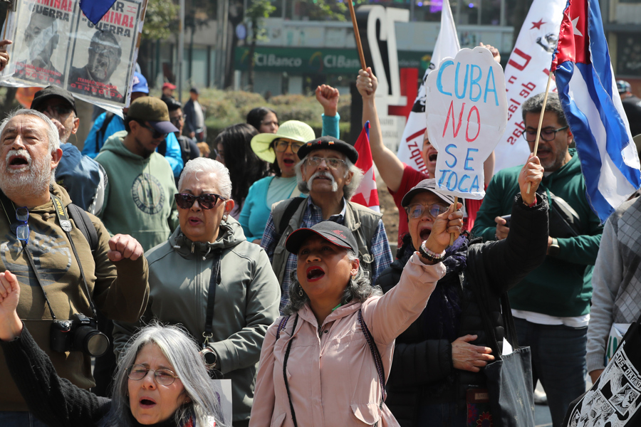 Manifestantes piden a M&eacute;xico sostener apoyo a Cuba ante endurecimiento de medidas de EE.UU.