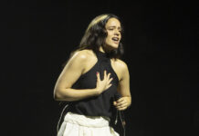 La cantante española Rosalía prepara una tortilla de patatas en una entrevista con Vogue