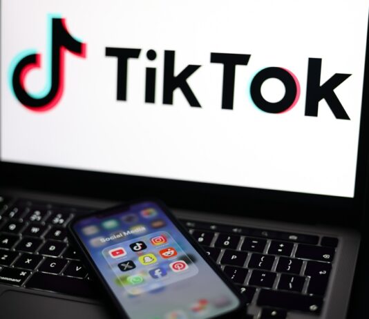 TikTok restablece su servicio en EE.UU. tras un apagón técnico entre acusaciones de censura