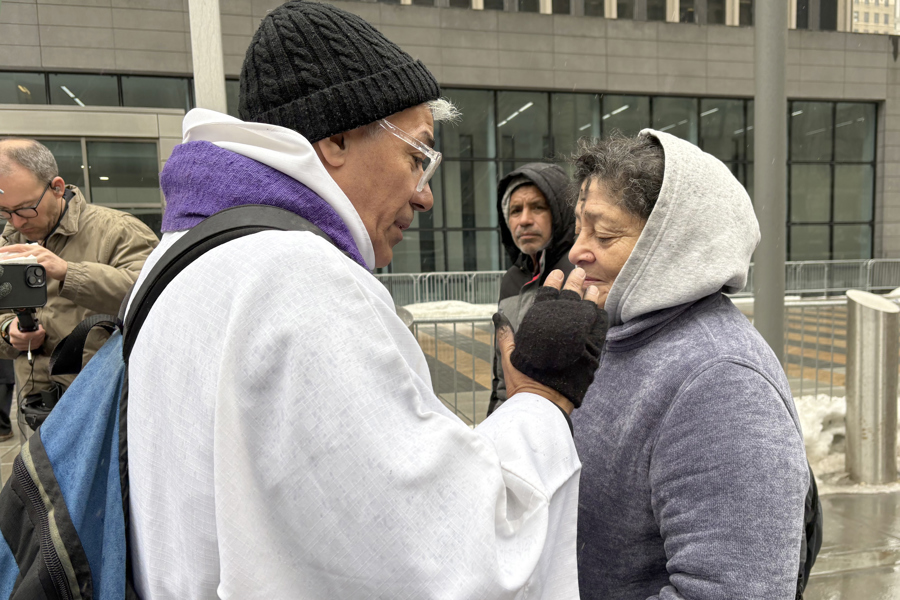 Inmigrantes reciben cruz de ceniza en la sede del ICE de Nueva York por inicio de Cuaresma