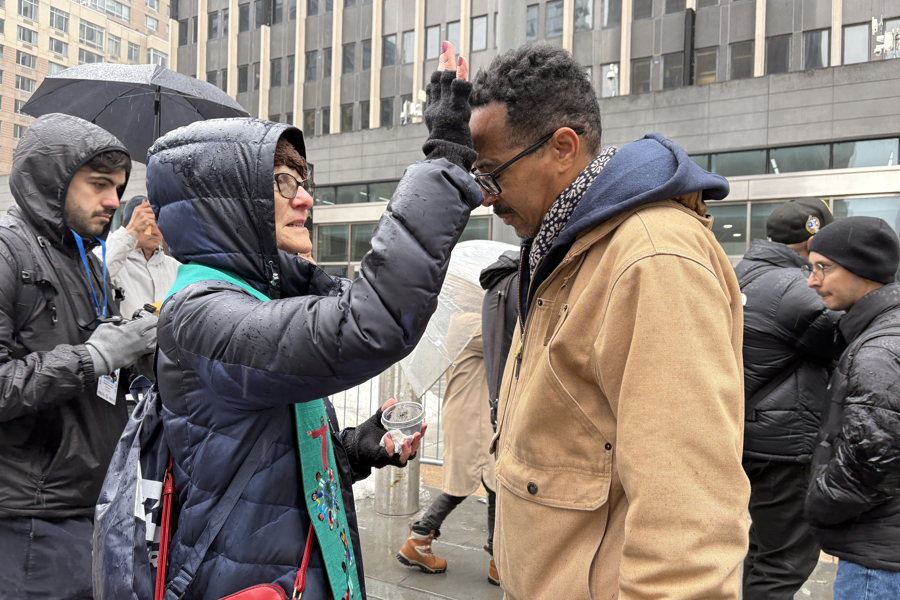 Inmigrantes reciben cruz de ceniza en la sede del ICE de Nueva York por inicio de Cuaresma