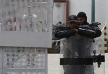 Un integrante de la Policía Nacional Bolivariana custodia el Centro de detención Zona 7