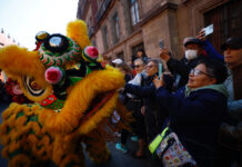 Dragones y leones dan la bienvenida al Año Nuevo chino en Ciudad de México