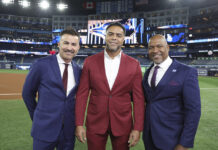 exbeisbolista mexicano, Édgar González (i), el exbeisbolista dominicano-estadounidense, Nelson Cruz (c), y al comentarista de Fox Deportes, Carlos Álvarez