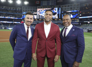 exbeisbolista mexicano, Édgar González (i), el exbeisbolista dominicano-estadounidense, Nelson Cruz (c), y al comentarista de Fox Deportes, Carlos Álvarez