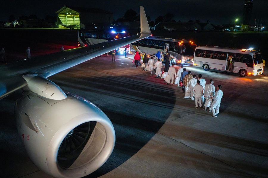 Colombia recibe a 101 connacionales deportados de EE.UU. en un vuelo humanitario