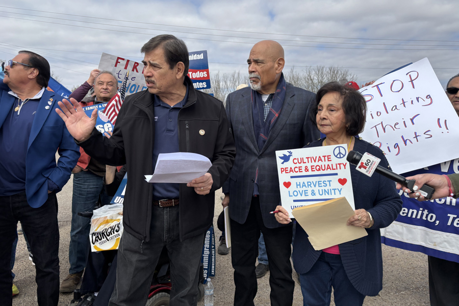 Un centenar de manifestantes exigen el fin de la detención de familias migrantes en Texas