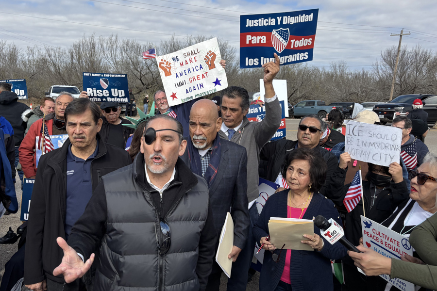 Un centenar de manifestantes exigen el fin de la detención de familias migrantes en Texas