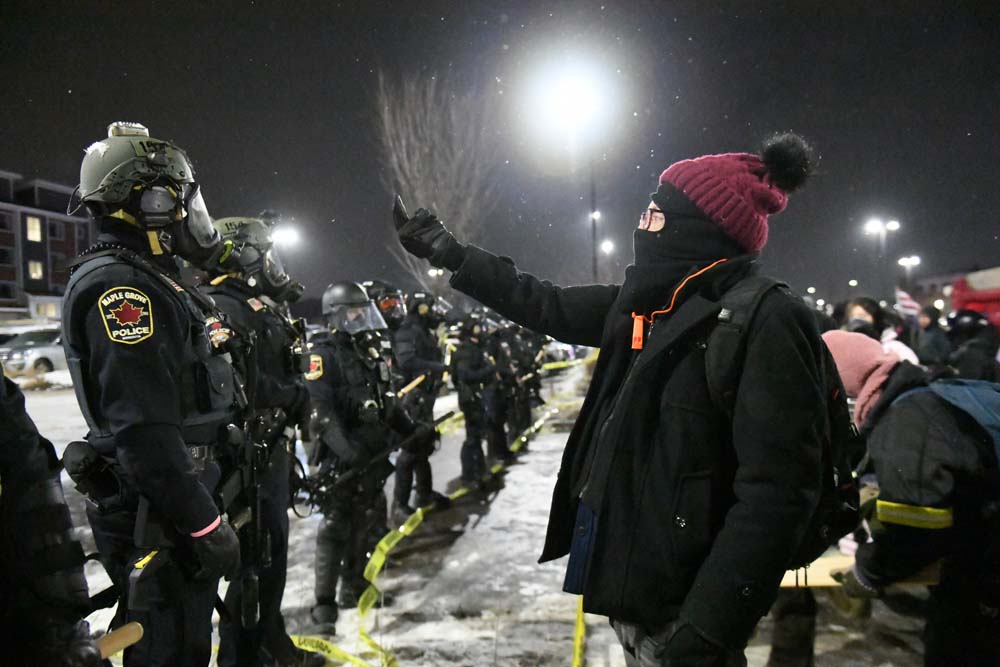 Personas protestan tras la muerte a tiros de un hombre a manos de agentes federales