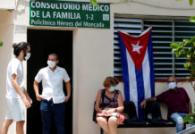 personas esperando frente a un consultorio médico en La Habana