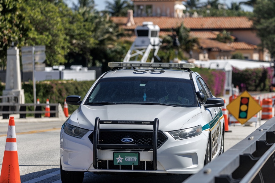 Armed man shot and killed after breaching Mar-a-Lago perimeter policía en Florida