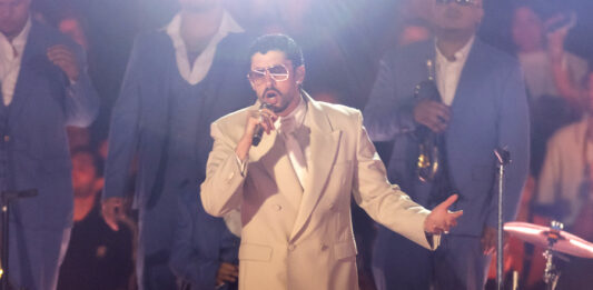 Bad Bunny, el gran ganador de un Premio Lo Nuestro lleno de amor a los inmigrantes Bad Bunny