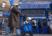 Multitud acude a supermercado gratuito patrocinado por una app de apuestas en Nueva York