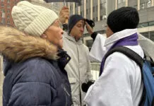 Inmigrantes reciben cruz de ceniza en la sede del ICE de Nueva York por inicio de Cuaresma