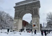 La ventisca histórica en Nueva York da paso a una batalla campal de bolas de nieve