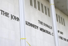 Centro Kennedy de las Artes añade nombre de Trump a su fachada tras polémico rebautizo