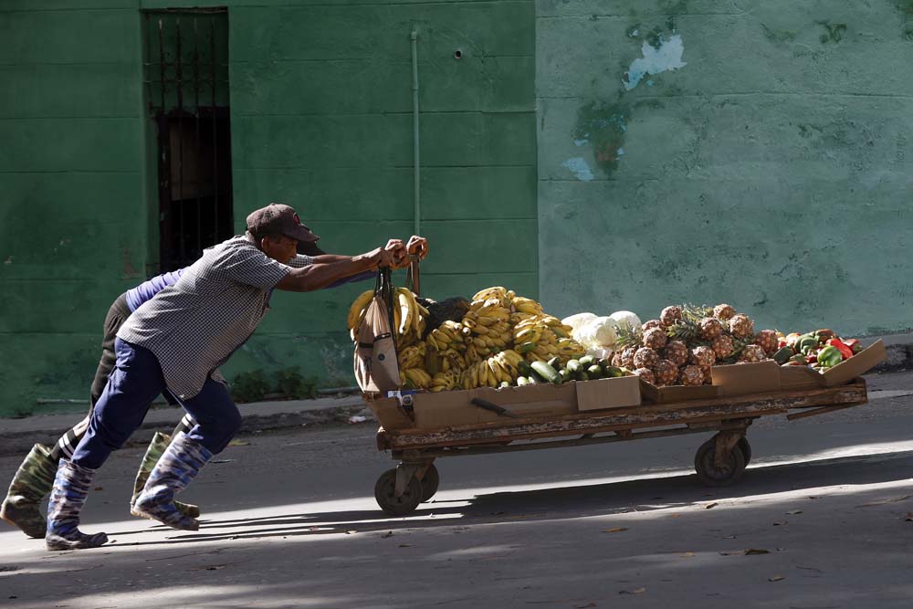 Cuba busca reactivar su economía con reformas y diálogo con Washington