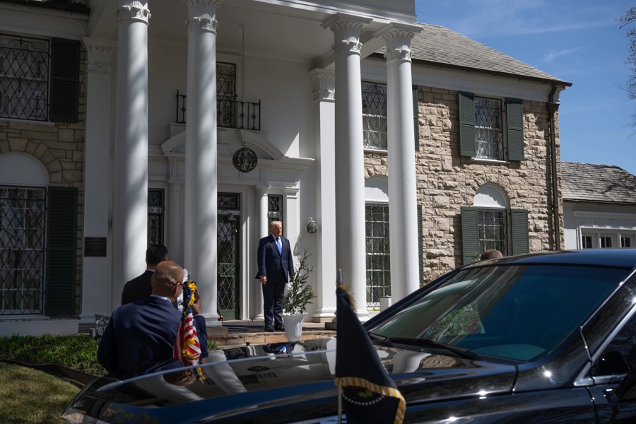 Trump visita Graceland, la mansión de Elvis Presley: ¿Quién no lo ama?