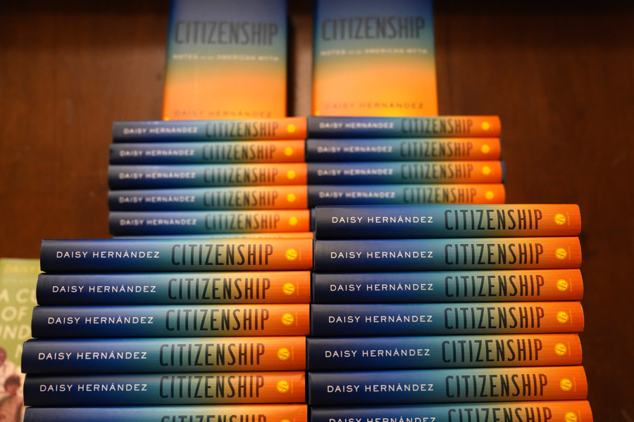 ejemplares del libro 'Citizenship Notes on an American Myth' ('Ciudadanía notas sobre un mito estadounidense') de la escritora Daisy Hernández