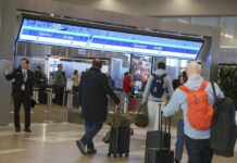 Reabren pista del aeropuerto LaGuardia de Nueva York donde ocurrió accidente de avión LaGuardia airport reopened after deadly plane crash