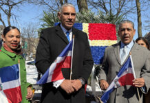 Edificios íconos de Nueva York se iluminan para celebrar independencia de República Dominicana El cónsul de República Dominicana en Nueva York, Jesús Vázquez (c), habla junto al representante federal Adriano Espaillat (d) y la presidenta del Instituto Duartiano de los Estados Unidos, Arelis Mejía, durante la celebración del Día de Independencia este viernes, en Nueva York
