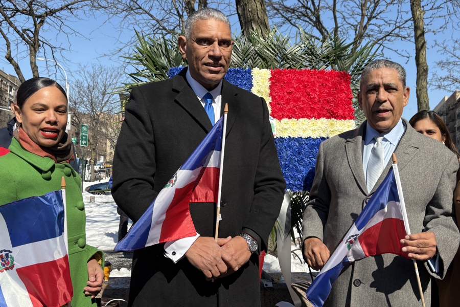 Edificios íconos de Nueva York se iluminan para celebrar independencia de Rep. Dominicana El cónsul de República Dominicana en Nueva York, Jesús Vázquez (c), habla junto al representante federal Adriano Espaillat (d) y la presidenta del Instituto Duartiano de los Estados Unidos, Arelis Mejía, durante la celebración del Día de Independencia este viernes, en Nueva York