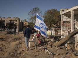 Entre escombros y vehículos calcinados, los vecinos de la localidad del sur de Israel Dimona