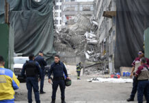 Tres personas atrapadas tras colapso de edificio en Ciudad de México