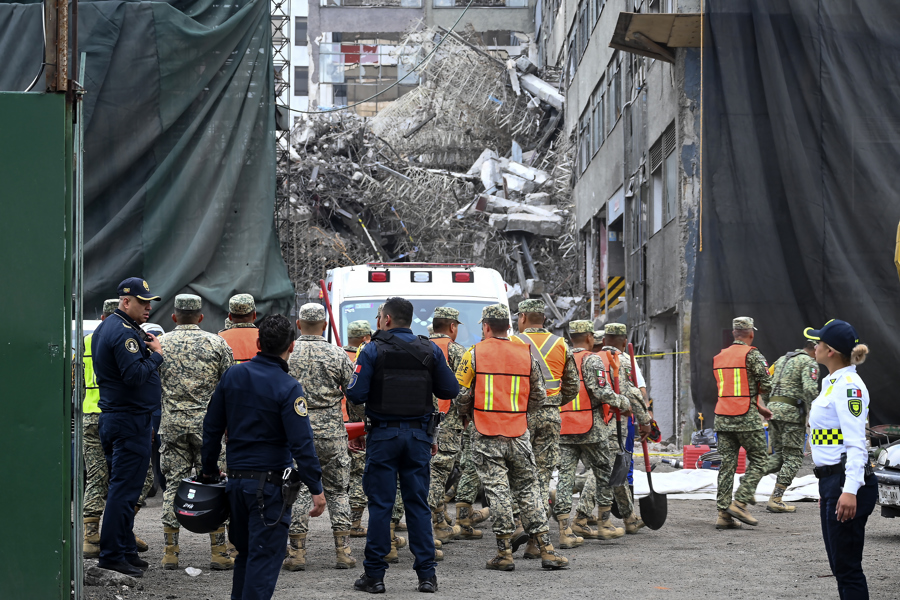 Tres personas atrapadas tras colapso de edificio en Ciudad de México