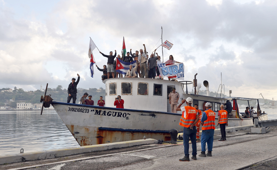  Integrantes del Convoy Nuestra Am&eacute;rica saludan a su llegada al puerto este martes, en La Habana