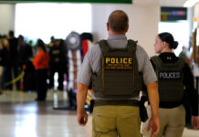 Estados Unidos despliega a los agentes de inmigración en catorce aeropuertos