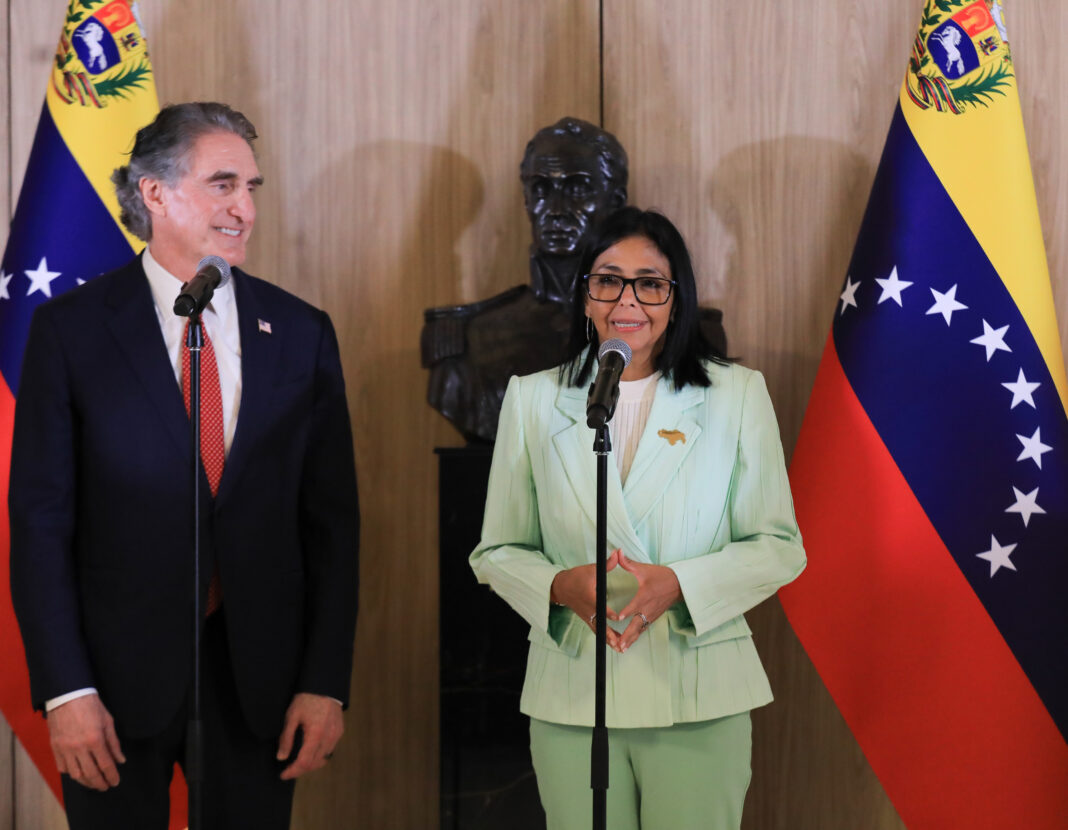 La presidenta encargada de Venezuela, Delcy Rodríguez, junto al secretario de Interior de EEUU, Doug Burgum