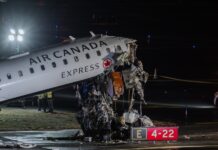 Recuperan la caja negra del avión que colisionó en Nueva York con un camión de bomberos