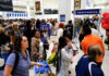 Una avería provoca retrasos en vuelos con destino a los tres aeropuertos de Nueva York Pasajeros hacen fila para pasar el control de aduanas este lunes, en el Aeropuerto Intercontinental George Bush