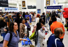Pasajeros hacen fila para pasar el control de aduanas este lunes, en el Aeropuerto Intercontinental George Bush