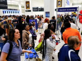 Cancelados doce vuelos en Puerto Rico por condiciones climatológicas en el este EE.UU. Pasajeros hacen fila para pasar el control de aduanas este lunes, en el Aeropuerto Intercontinental George Bush