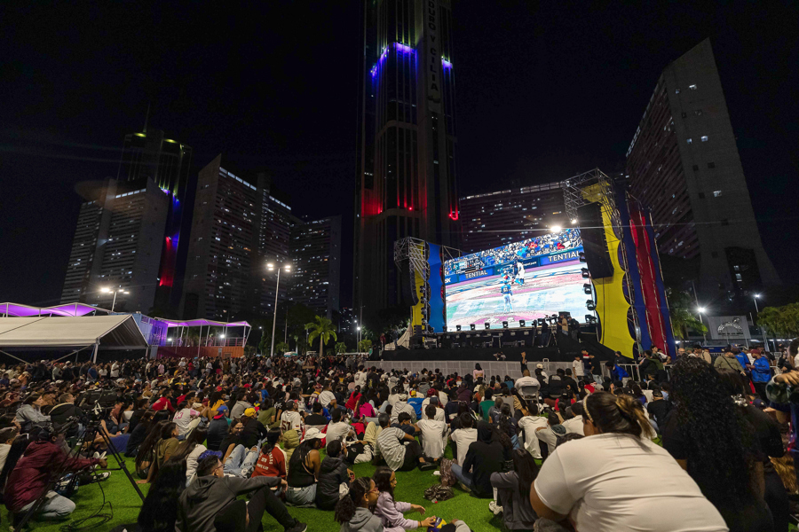 Personas observan el partido de la final del Cl&aacute;sico Mundial de B&eacute;isbol 2026 entre Venezuela y Estados Unidos 