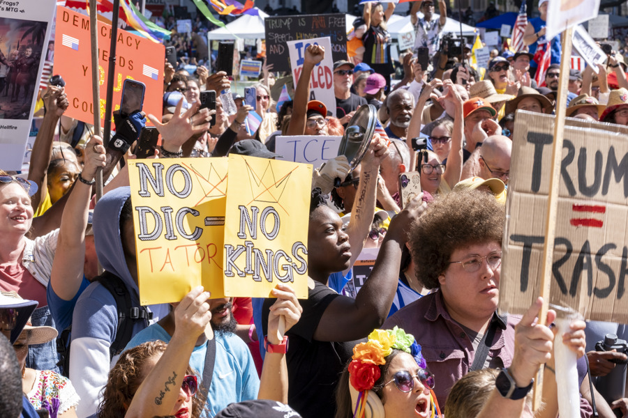 Miles de personas en todo EE.UU. protestan contra Trump: Miles de personas en todo EE.UU. protestan contra Trump: