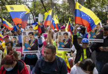 El juez no considera a Maduro "una amenaza para seguridad nacional" dado que está en EE.UU. Chavistas se manifiestan en Caracas tras segunda audiencia de Maduro en Nueva York