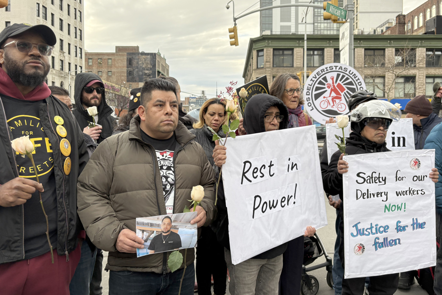 Repartidores de comida en Nueva York piden leyes que los proteja tras muerte de compañero Repartidores de comida en Nueva York piden leyes que los proteja tras muerte de compañero