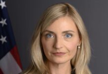 Trump nomina a diplomática Sarah Rogers para dirigir la agencia matriz de Voz de América