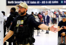 Tom Homan avisa que ICE seguirá en los aeropuertos hasta volver "100 % a la normalidad" Estados Unidos despliega a los agentes de inmigración en catorce aeropuertos
