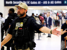 Estados Unidos despliega a los agentes de inmigración en catorce aeropuertos