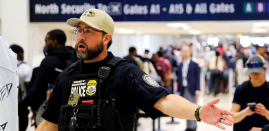 Hasta 40 inmigrantes al día han sido detenidos en los aeropuertos Estados Unidos despliega a los agentes de inmigración en catorce aeropuertos