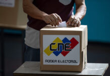 Una persona vota durante la Consulta Popular este domingo, en Caracas