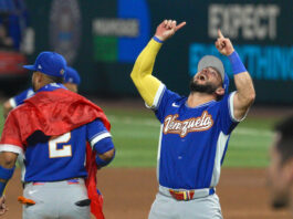 Wilyer Abreu (d) de Venezuela celebra al ganar este martes, la final del Clásico Mundial de Béisbol ante Estados Unidos