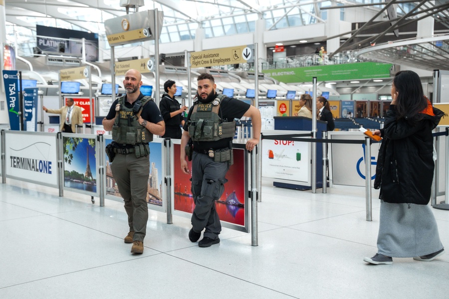 US ICE agents assist TSA officers amid DHS shutdown agentes del ICE